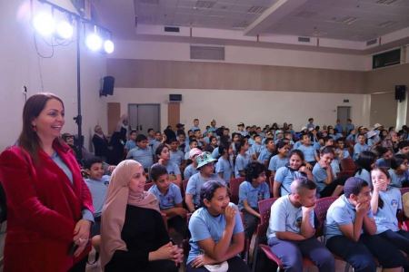 الإسكافي والاقزام على خشبة مسرح الحوارنة لطلاب ابتدائية المستقبل